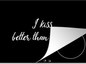 Inductie beschermer - Koken - Kiss - Quotes - I kiss better than I cook - 81x52 cm - Zwart