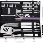 26-delige extra dikke roestvrijstalen BBQ-gereedschapset voor mannen, zware BBQ-accessoires voor in de tuin, barbecue gebruiksvoorwerpen geschenkset met vleesthermometer in aluminium koffer voor verjaardag zilver