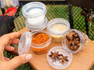 5 stuks Camping Spice Jars Sets - Zout en Peper Shakers met Witte Draagbare Reizen Opbergtas, Splicable Kruiden Organizer Containers Dispenser voor Outdoor BBQ Picknick